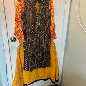 Beautiful and stylish 2 piece, very unique mirror work.